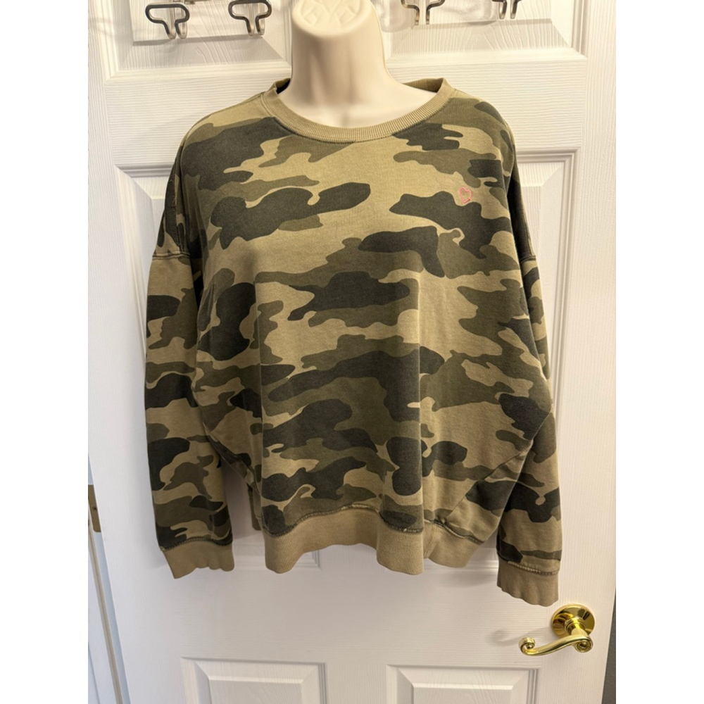 L.O.G.G./H&M camouflage print sweatshirt w/small embroidered heart size M